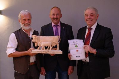 Georg Hollfelder und Leonhard Welzmiller bedanken sich mit einem gemeinsamen Geschenk von ASR, LBR und ABB bei Dr. Georg Röhrmoser.