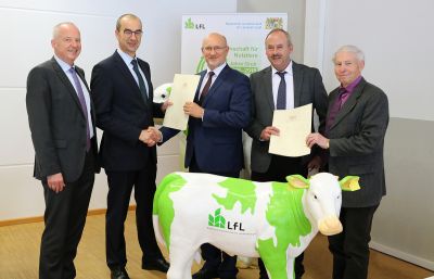 Nach der Unterzeichnung des Forschungsvertrags: Maximilian Putz (Landwirtschaftsministerium), Prof. Kay-Uwe Götz (Leiter des Instituts für Tierzucht der LfL), Friedrich Mayer (Landwirtschaftsministerium) , Georg Hollfelder (Präsident Landesverband bayerischer Rinderzüchter) und Helmut Schürer (Vorsitzender der Arbeitsgemeinschaft der Besamungsstationen in Bayern). Foto: Gleixner, LfL
© Gleixner, LfL