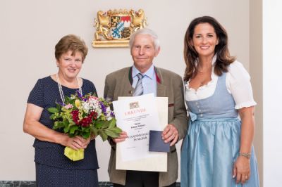 Ministerin Michaela Kaniber (r.) mit Helmut Schürer und seiner Ehefrau.