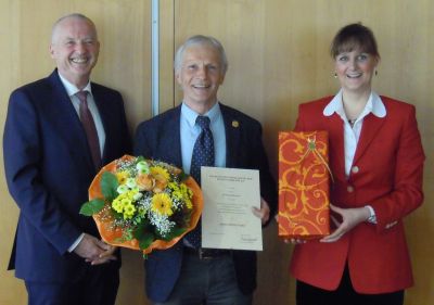 v.l.n.r. Maximilian Putz (Laudator), Dr. Georg Röhrmoser, Dr. Bettina Bongartz  (Geschäftsführerin der DGfZ)